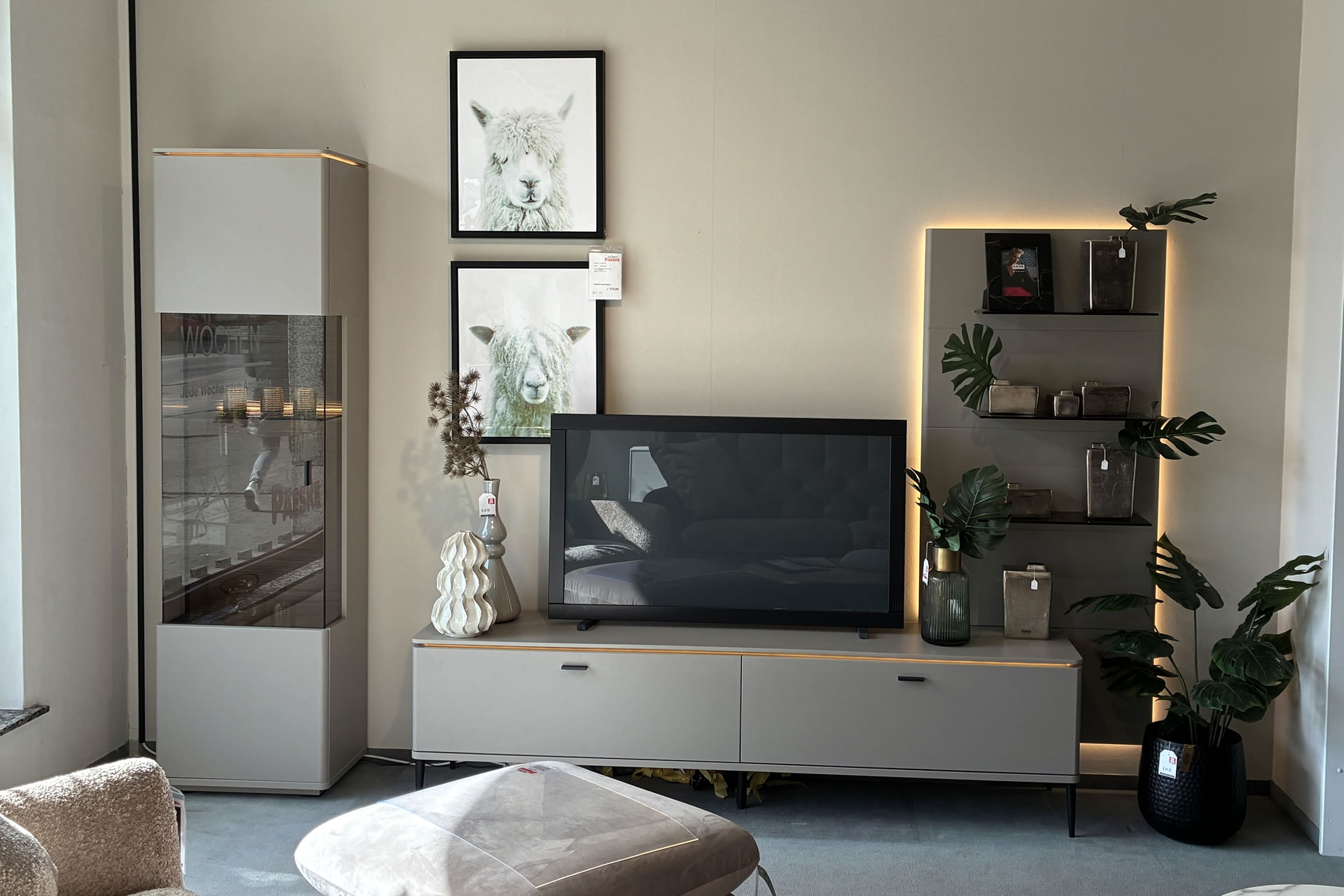 Wohnwand Miami Basalt mit schöner LED-Beleuchtung