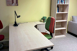 Schreibtisch mit Anbauschrank